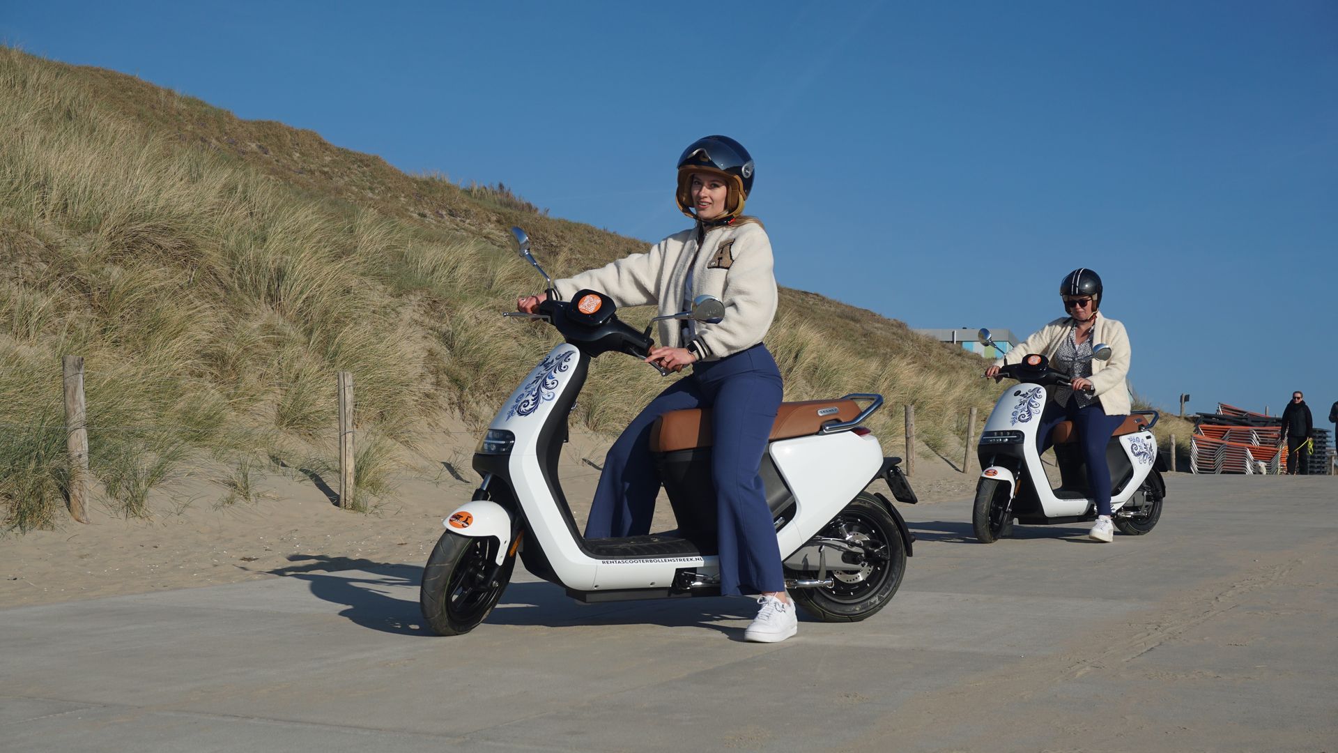 E-scooters onderweg bij de duinen en de kust